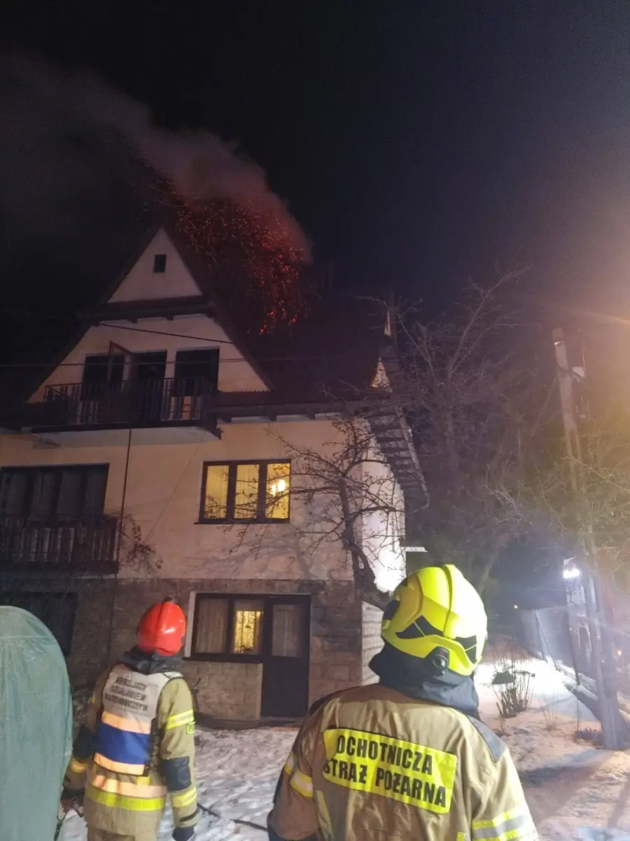 Mszana Dolna: Strażacy walczyli z pożarem sadzy w kominie