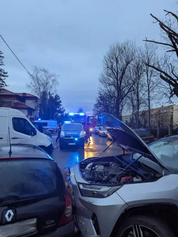 Kolizja na Poniatowskiego. Ratownicy na miejscu, jedna osoba w szpitalu