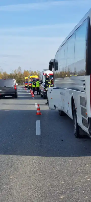 Wypadek w Podegrodziu. Osobówka zderzyła się z autobusem. Sześcioro dzieci zostało poszkodowanych