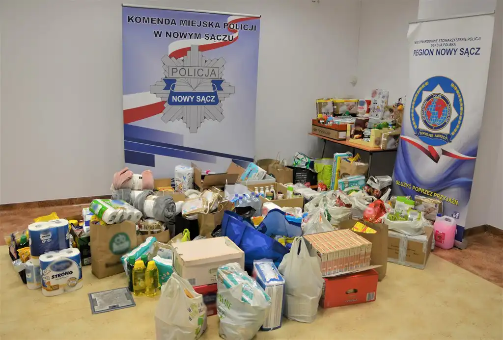 Sądeccy policjanci zebrali dary i przygotowują paczki dla mieszkańców Ukrainy