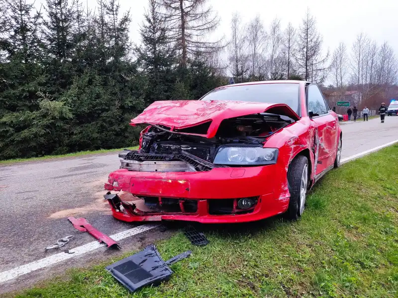 Niecew: Tragiczny wypadek samochodowy. Nie żyje jedna osoba