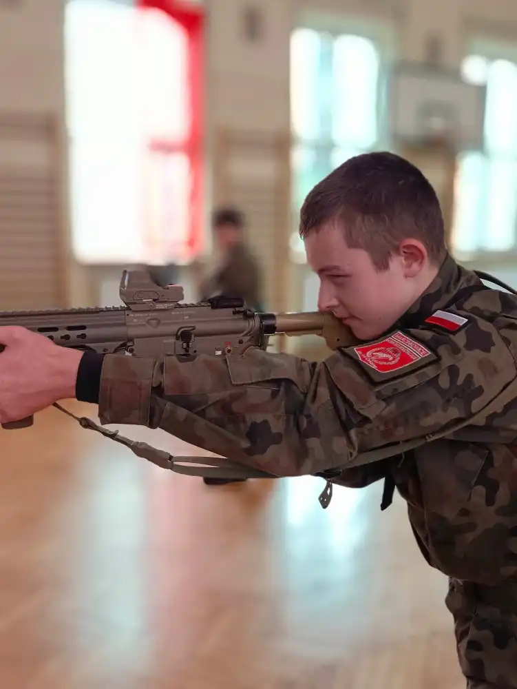 Młodzież z ZS w Marcinkowicach doskonaliła umiejętności strzeleckie