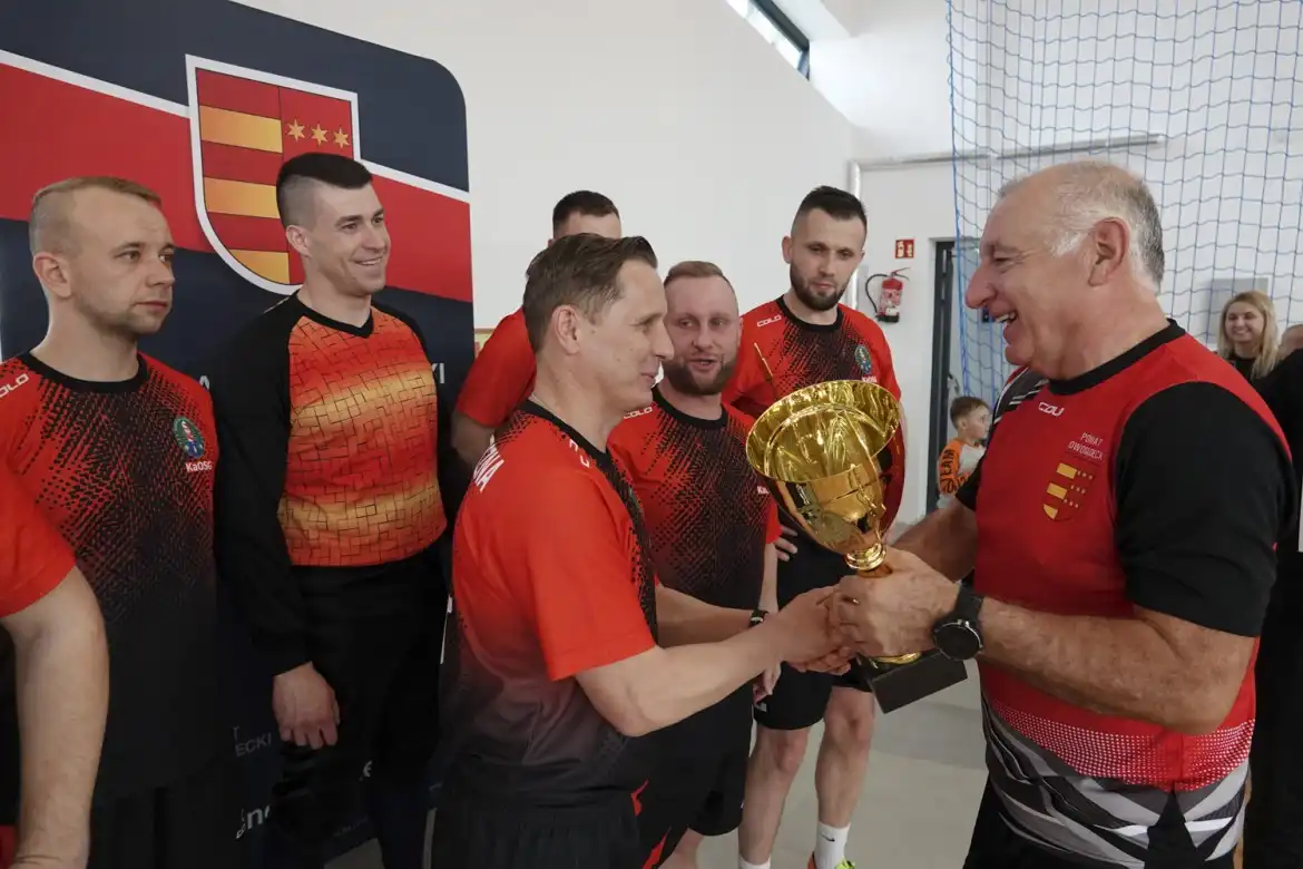Halowy turniej piki nożnej służb mundurowych i samorządowych. Drużyna z Kamionki Wielkiej z pucharem