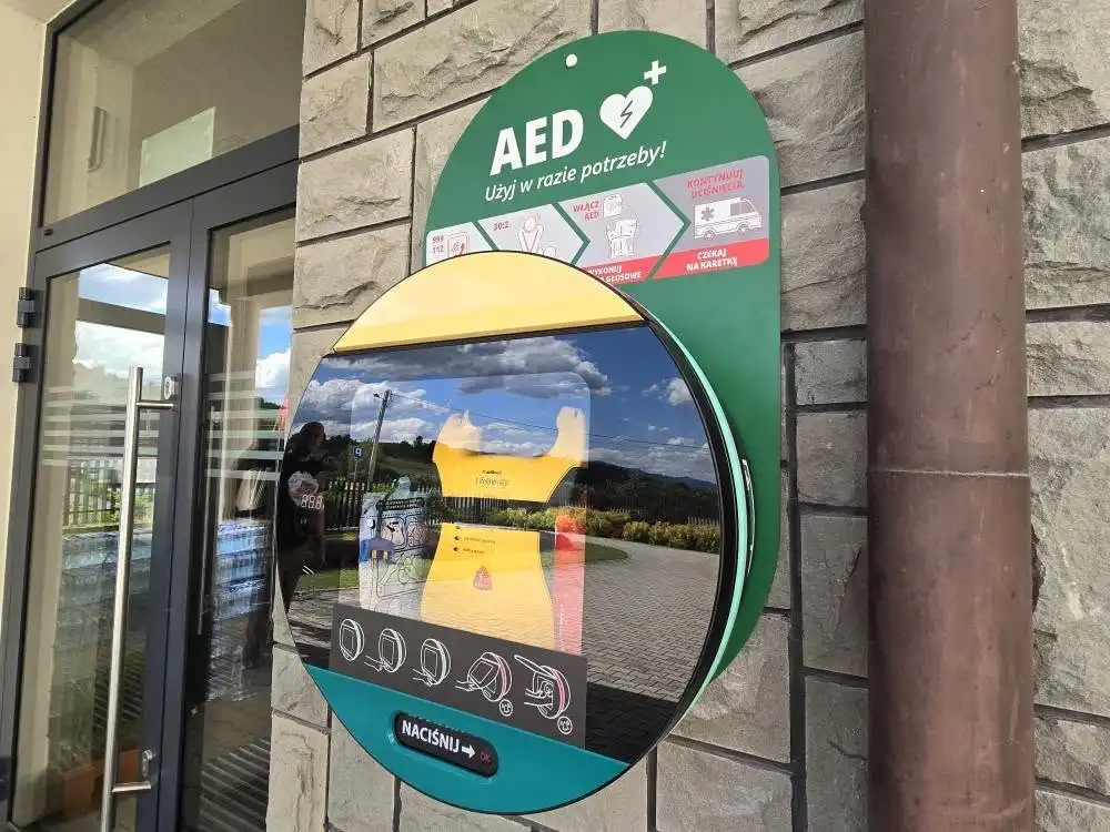 Nowy defibrylator AED w Łukowicy. Mały sprzęt, który może uratować życie