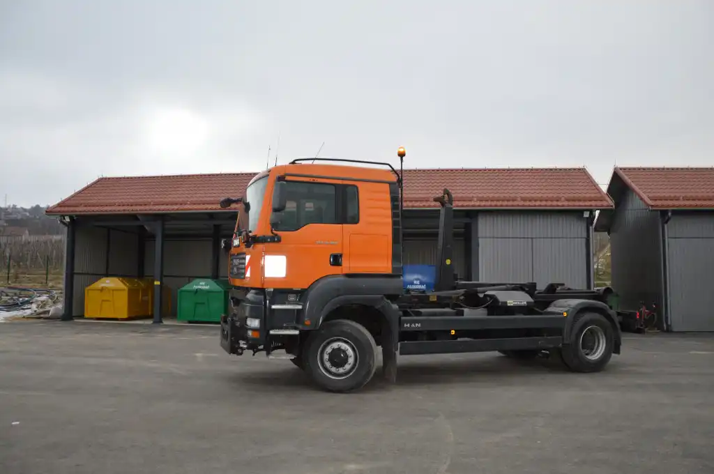 Zakład Gospodarki Komunalnej „ŁOSOSINA” z nowym samochodem