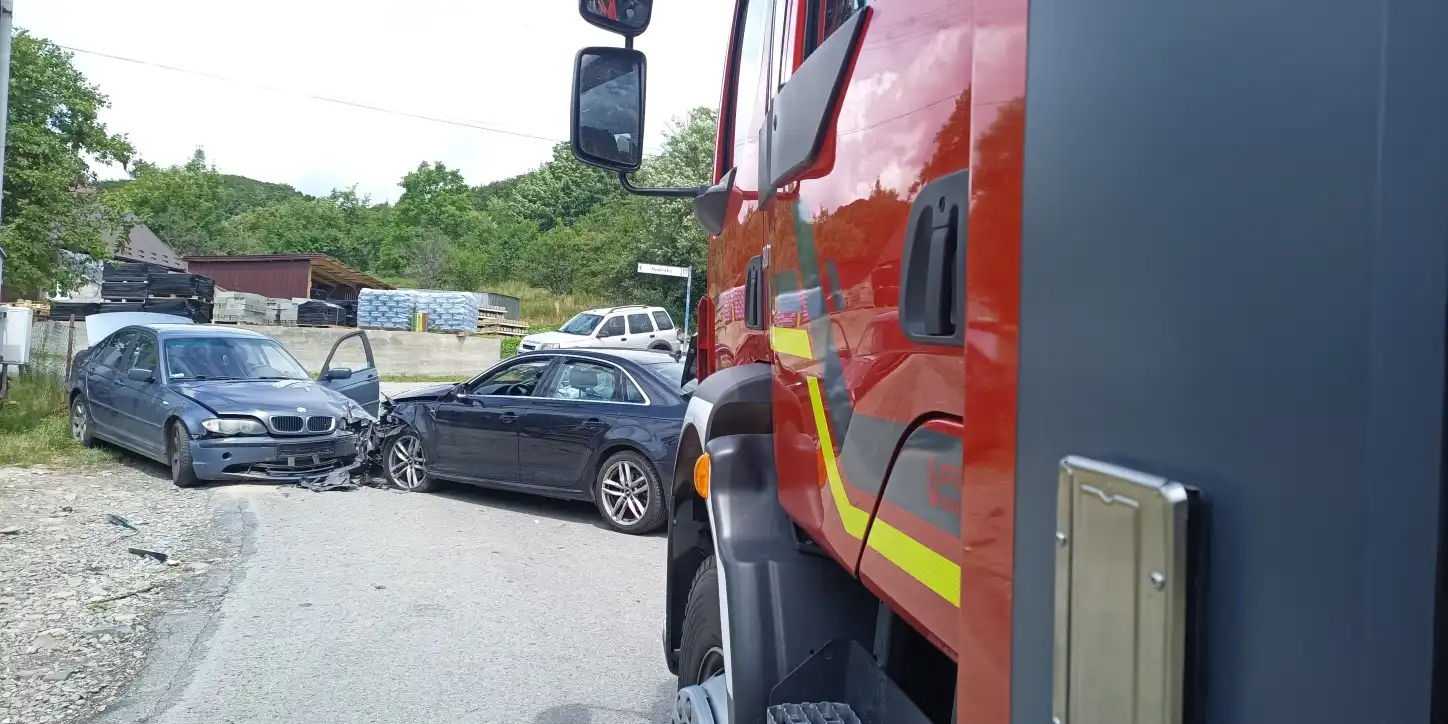 Czołówka Audi i BMW w Woli Kosnowej. Działania służb ratunkowych