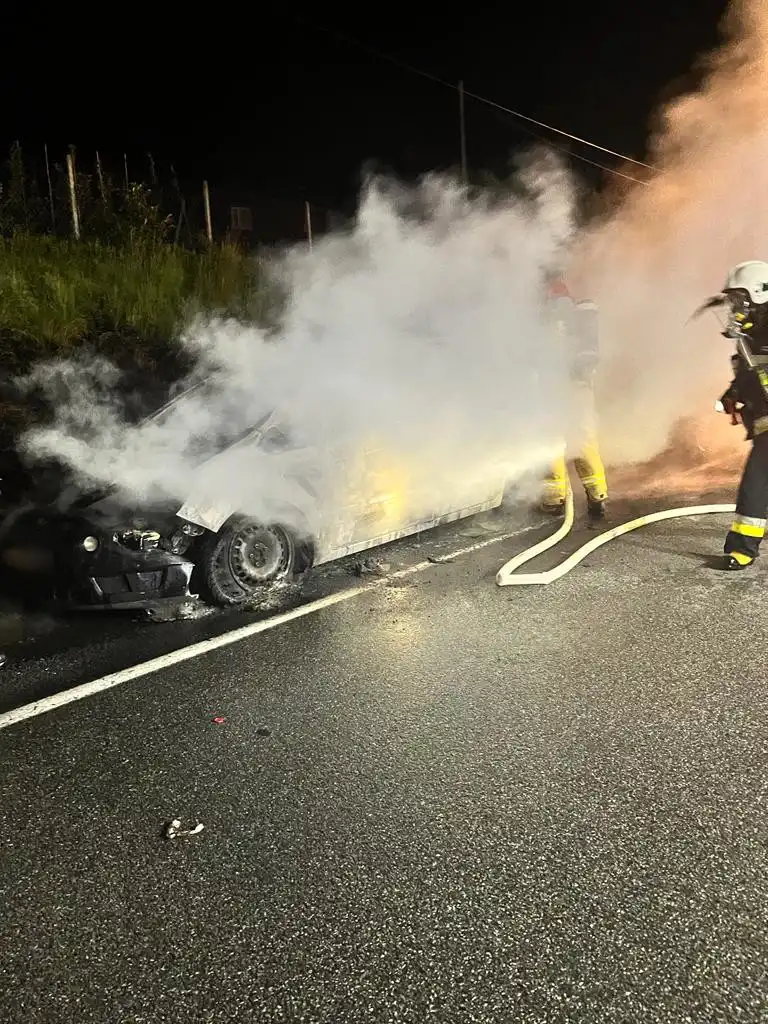 Pożar na DK75 w Tęgoborzy. Płonęła osobówka z przyczepą