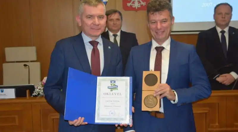 Burmistrz Jacek Lelek z Medalem za zasługi dla miasta Dunakeszi