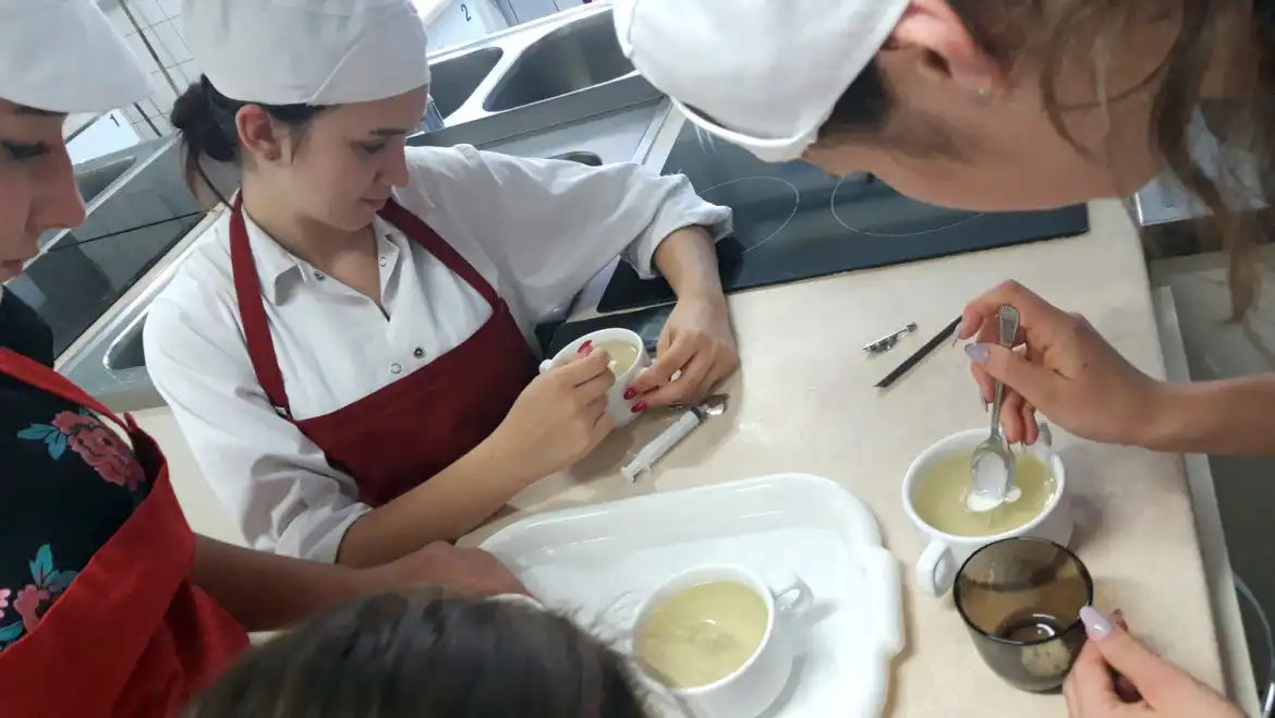 Uczniowie ZS w Starym Sączu tworzą pyszne i efektownie wyglądające desery