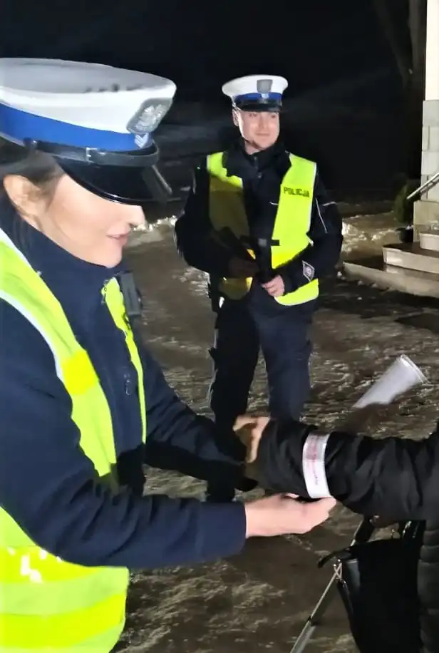 Sądeccy policjanci przekazali mieszkańcom elementy odblaskowe