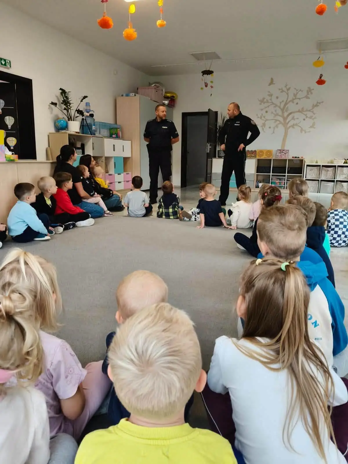 Policjanci odwiedzili przedszkolaków w Łukowicy. Była rozmowa o bezpieczeństwie