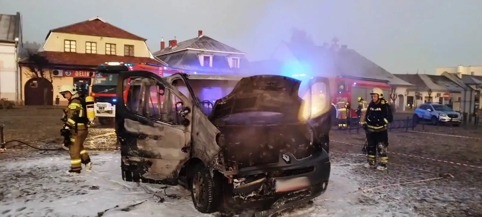 Płonący pojazd na rynku w Starym Sączu. Straż pożarna w akcji