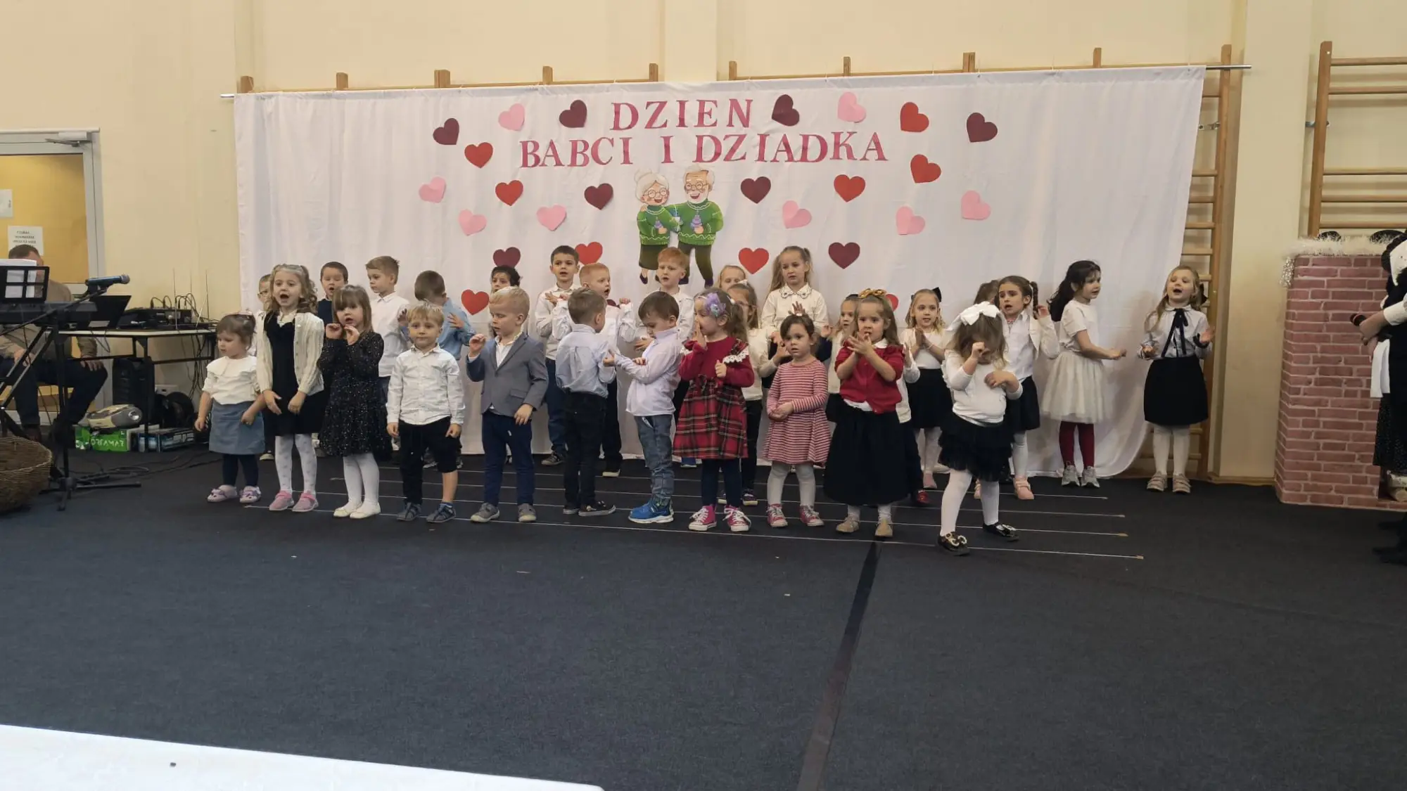 Uczniowie SP w Gostwicy uczcili Dzień Babci i Dziadka