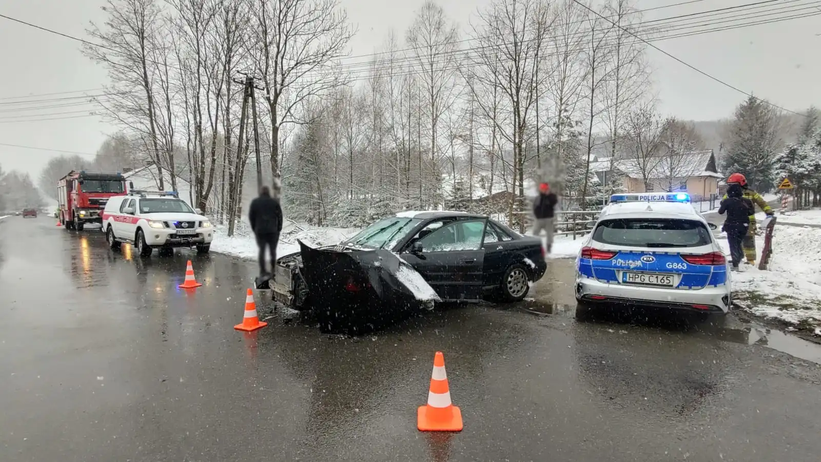 Polna: zderzyły się dwie osobówki. Jedna z nich wpadła do potoku