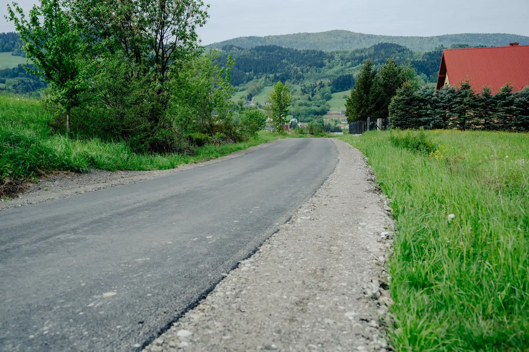 Nowa droga w Kąclowej już gotowa. Mieszkańcy mogą cieszyć się bezpiecznym dojazdem