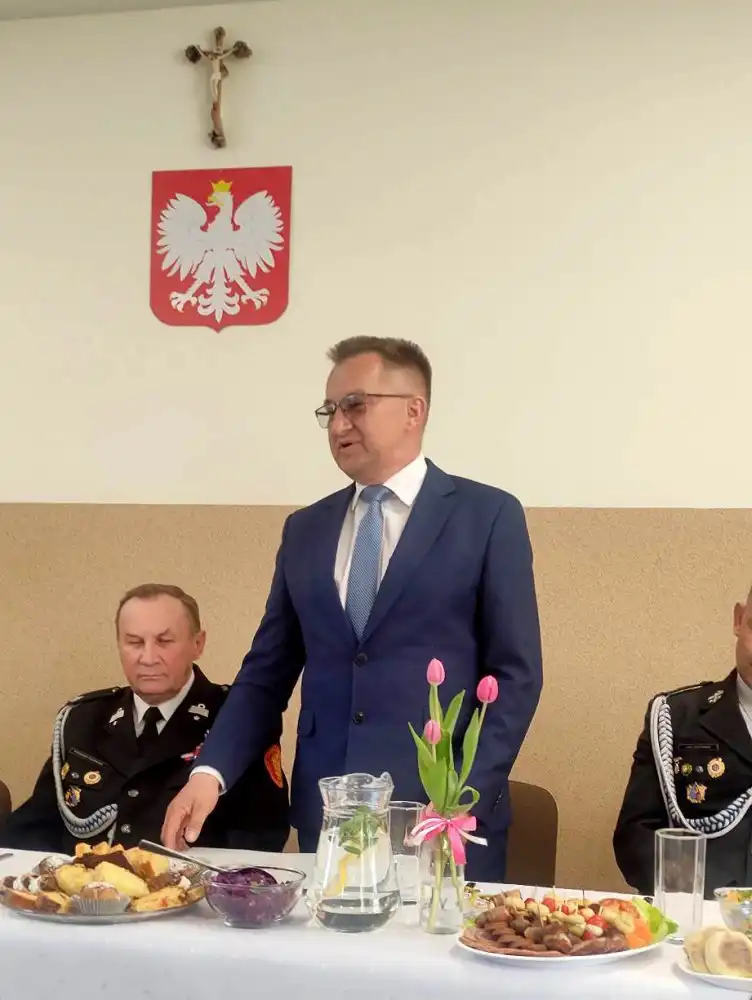 Ochotnicy z Zabrzeży z wozem strażackim i promesą od starosty