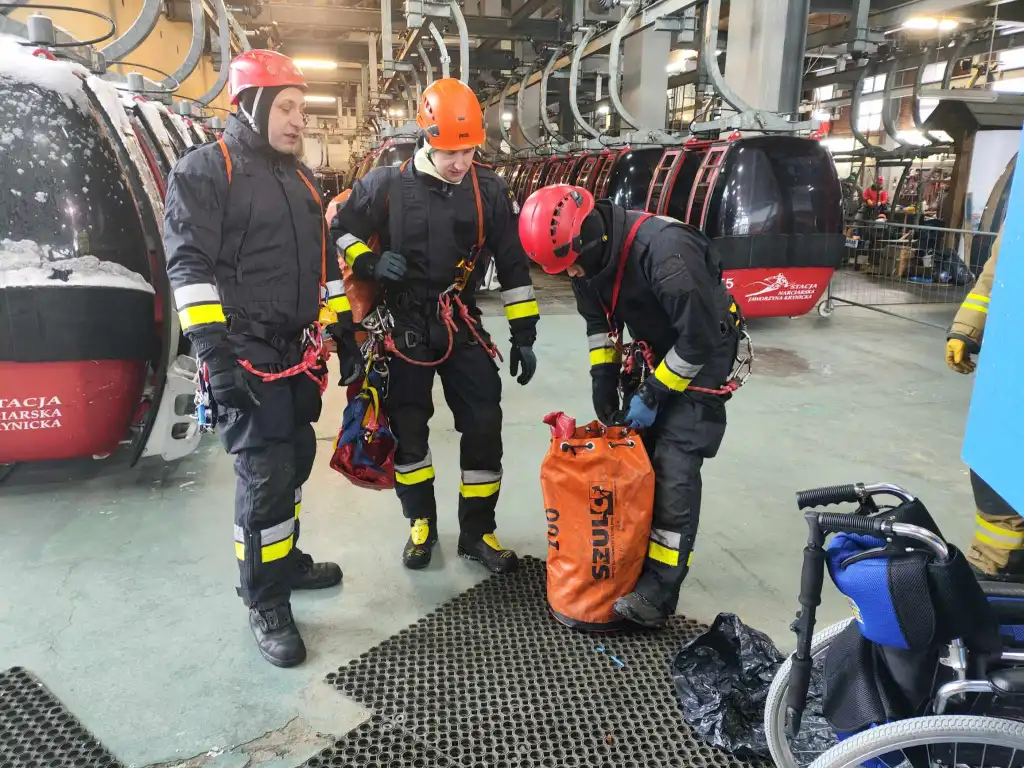 Szkolenie ratowników wysokościowych z grupy „SGRW Krynica”  na stacji narciarskiej „Jaworzyna Krynicka”