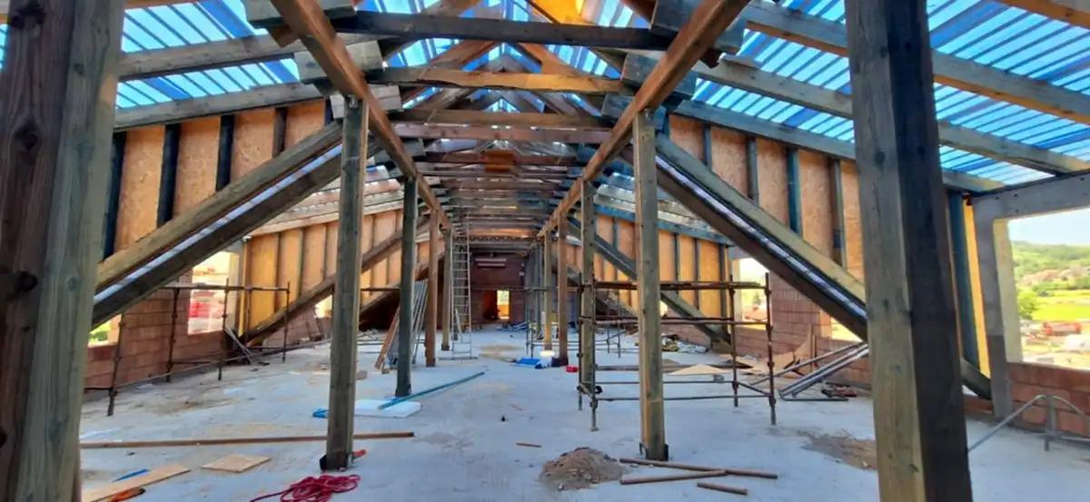 Budowa Ośrodka Zdrowia w Łososinie Dolnej nabiera tempa. Dach prawie gotowy