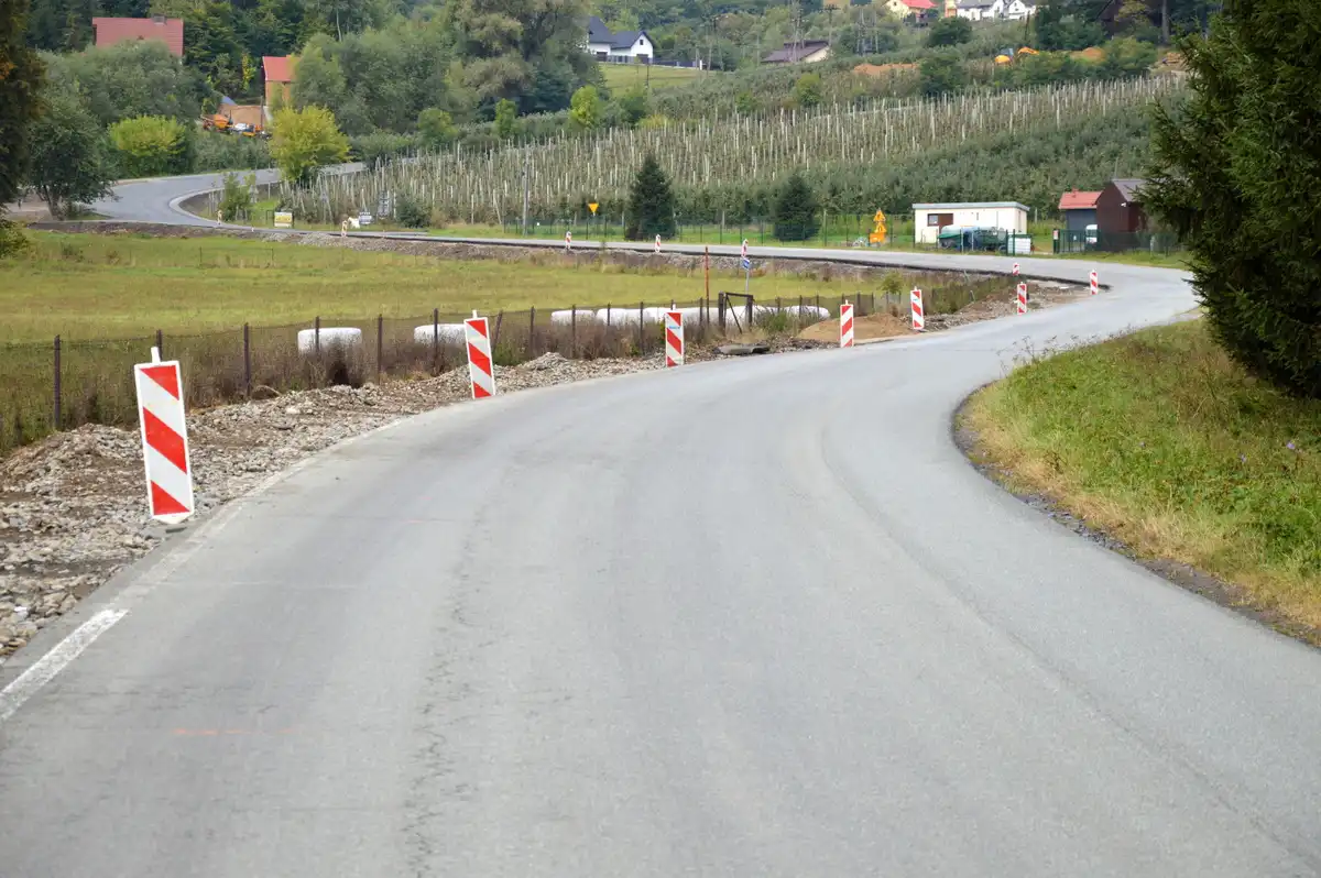 Poprawi się bezpieczeństwo pieszych przy drodze powiatowej Łososina Dolna - Tymowa
