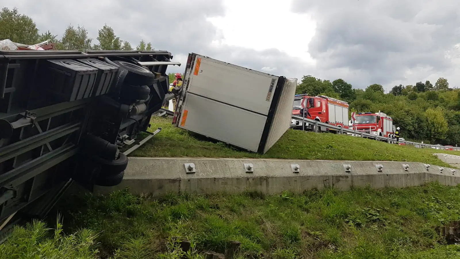 W Tęgoborzy ciężarówka z przyczepą wypadła z drogi