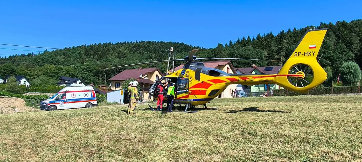Tymbark: traktor zjechał ze skarpy. Poszkodowany kierujący, na miejscu LPR