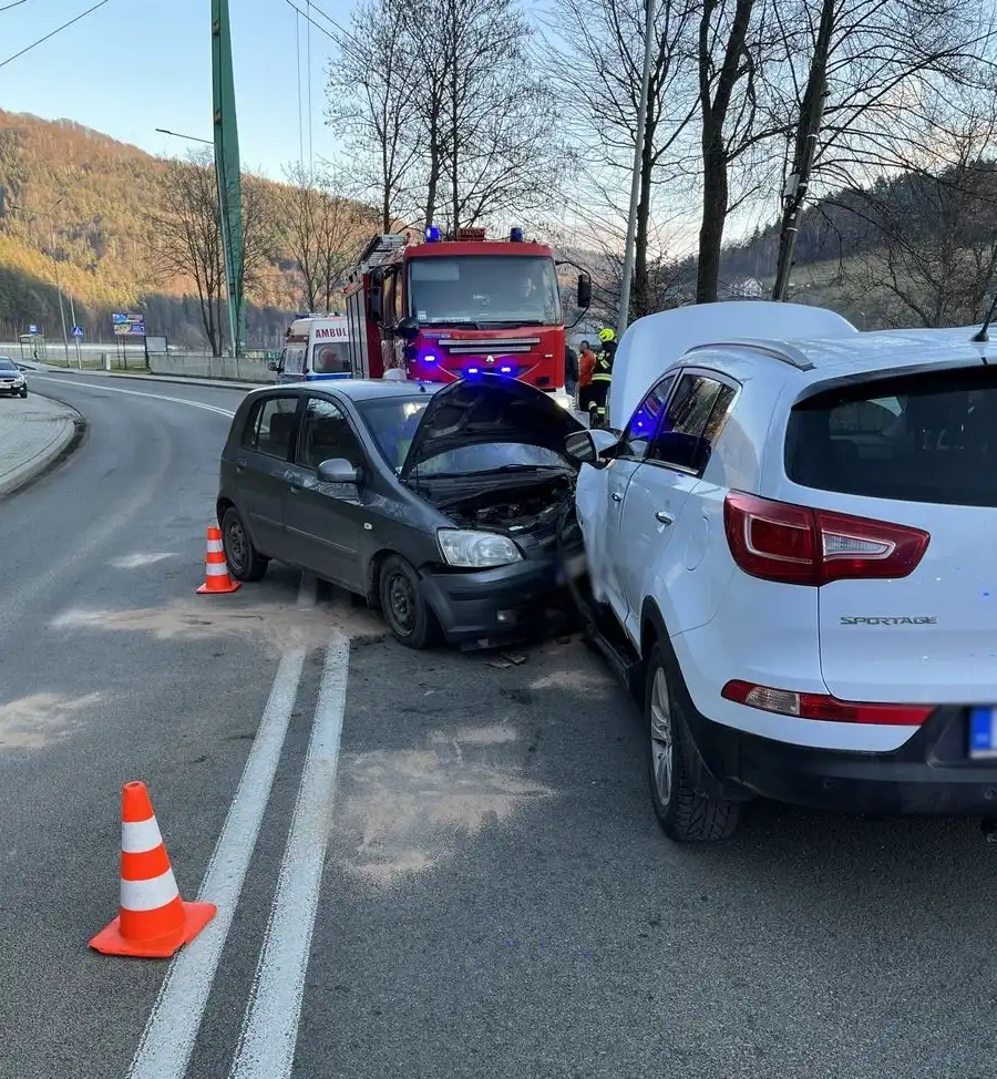 Wypadek w Piwnicznej-Zdroju. Czołowo zderzyły się dwa auta. Jedna osoba poszkodowana