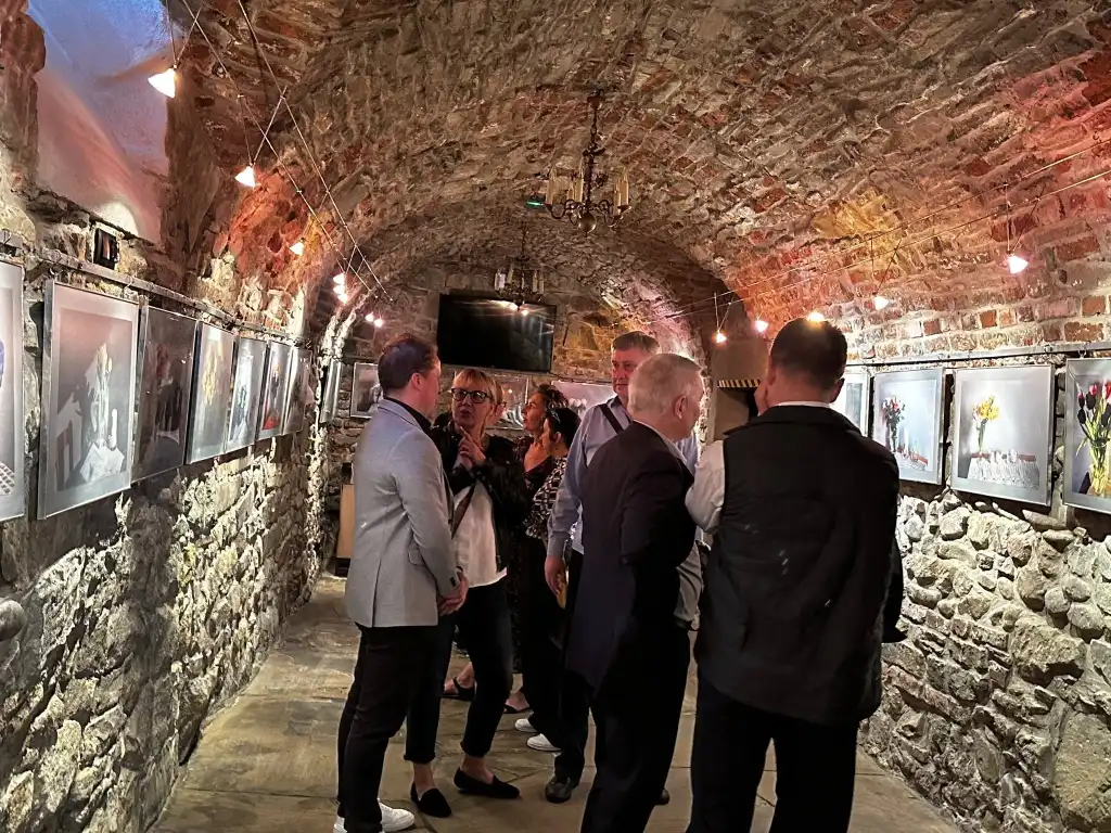 Dom w obiektywie emocji. Wystawa Urszuli Gawron-Leśniary w sądeckiej bibliotece