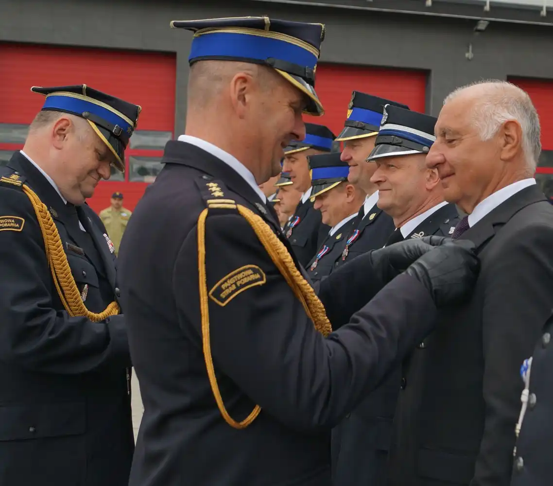 Powiatowy Dzień Strażaka. Starosta wręczył Złote Jabłka Sądeckie strażakom ze Specjalistycznej Grupy Poszukiwawczo-Ratowniczej