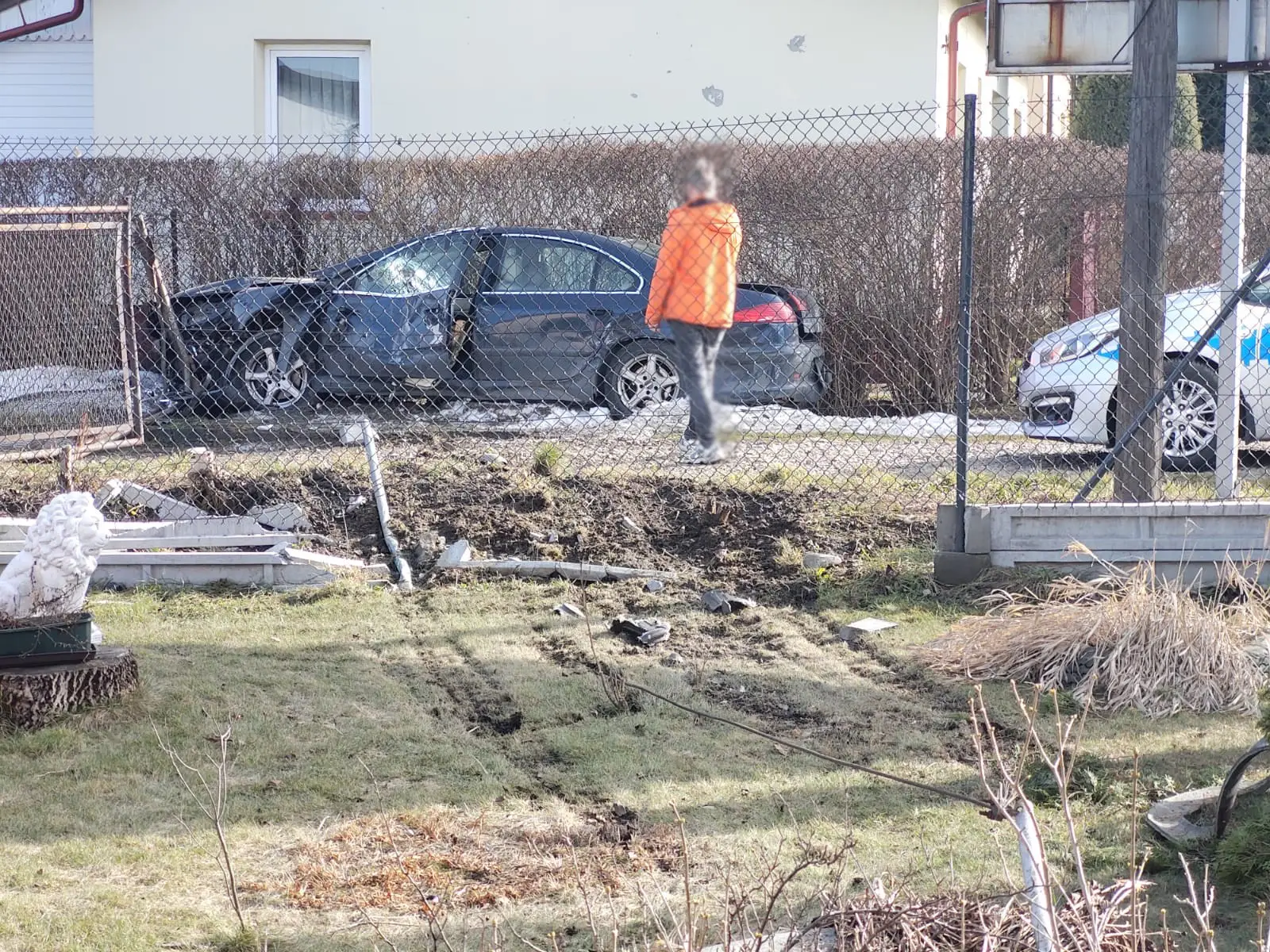 Kolizja dwóch aut na ul. Nawojowskiej w Nowym Sączu. Oba pojazdy wypadły z drogi