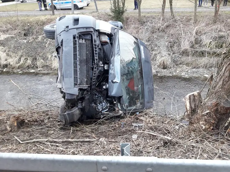 Gostwica: Fiat Ducato wypadł z drogi i uderzył w drzewo. Kobieta z trójką dzieci trafiła do szpitala