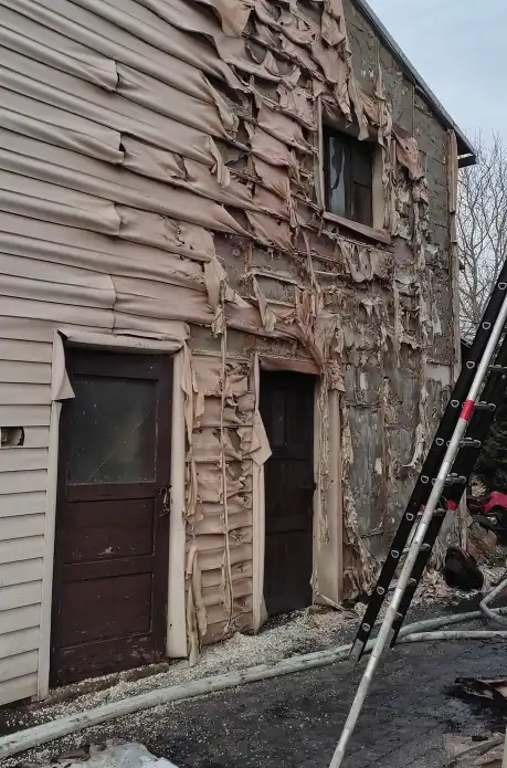 Pożar budynku mieszkalnego w Łącku. Płonęła elewacja