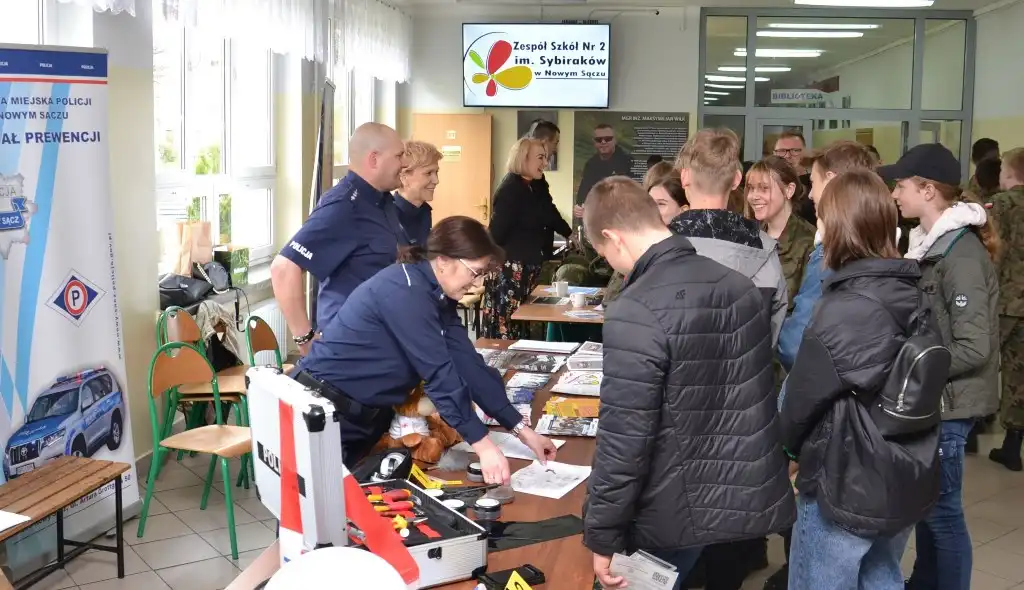 Sądeccy mundurowi opowiedzieli uczniom o zawodzie policjanta