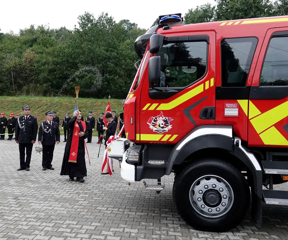 Druhowie z OSP w Paszynie otrzymali nowy samochód ratowniczo-gaśniczy i promesę od starosty