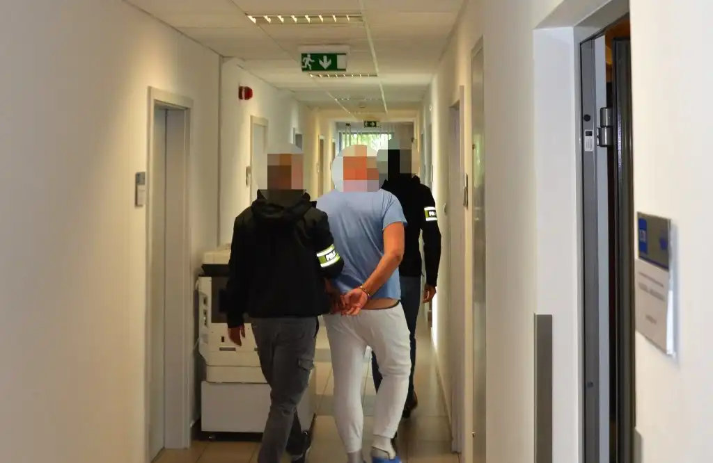 Wyłudził od seniorki gotówkę i biżuterię. Wpadł tuż po zdarzeniu