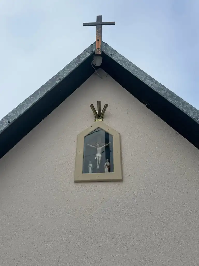 Zabytkowa kapliczka w Rogach odzyskała dawny blask