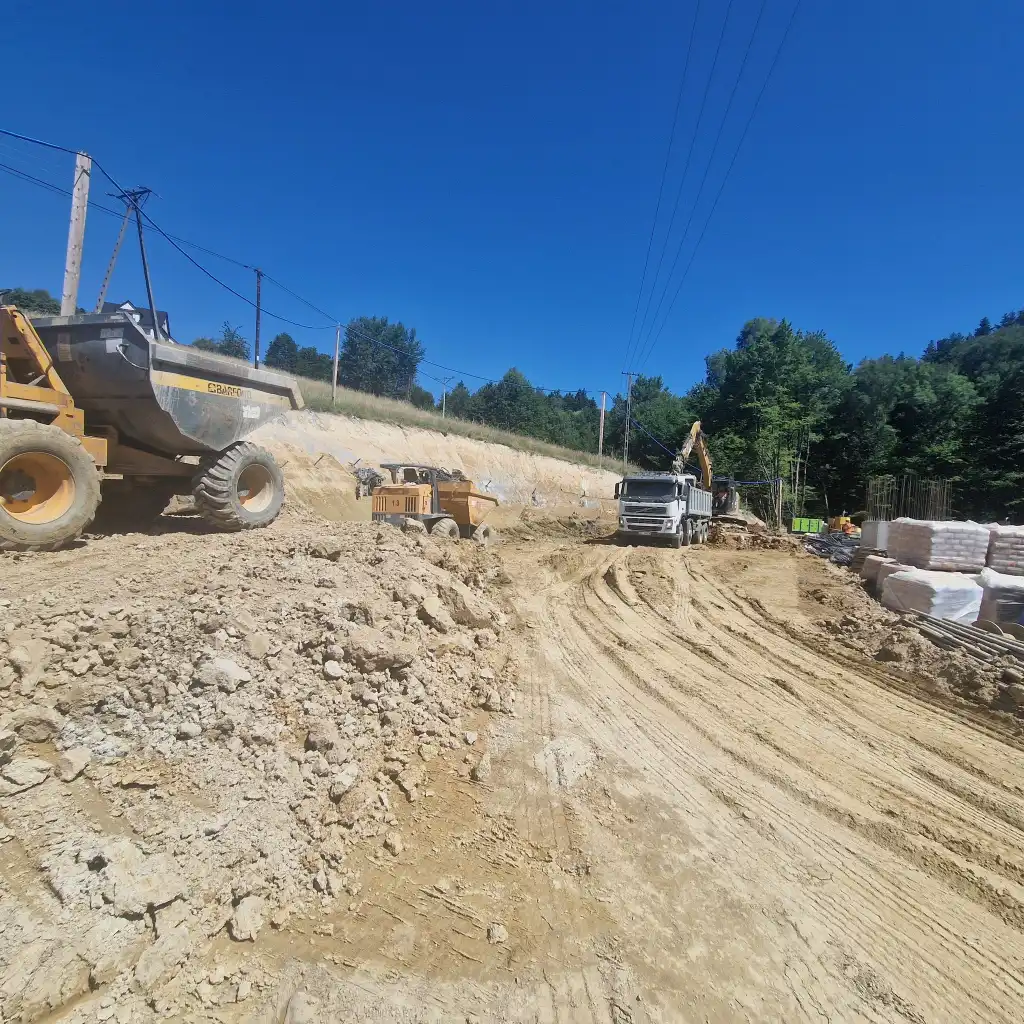 Trwa zabezpieczanie osuwiska w Laskowej Górnej. Ważna inwestycja na DW 965