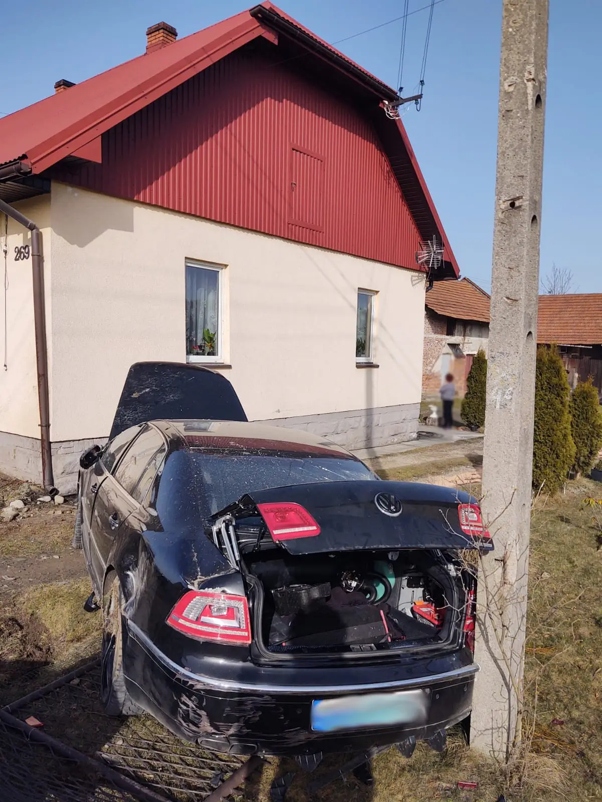 Kolizja dwóch aut na ul. Nawojowskiej w Nowym Sączu. Oba pojazdy wypadły z drogi