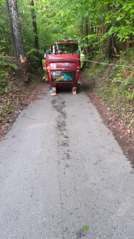 Wypadek w Bartkowej Posadowej. Dachowała osobówka