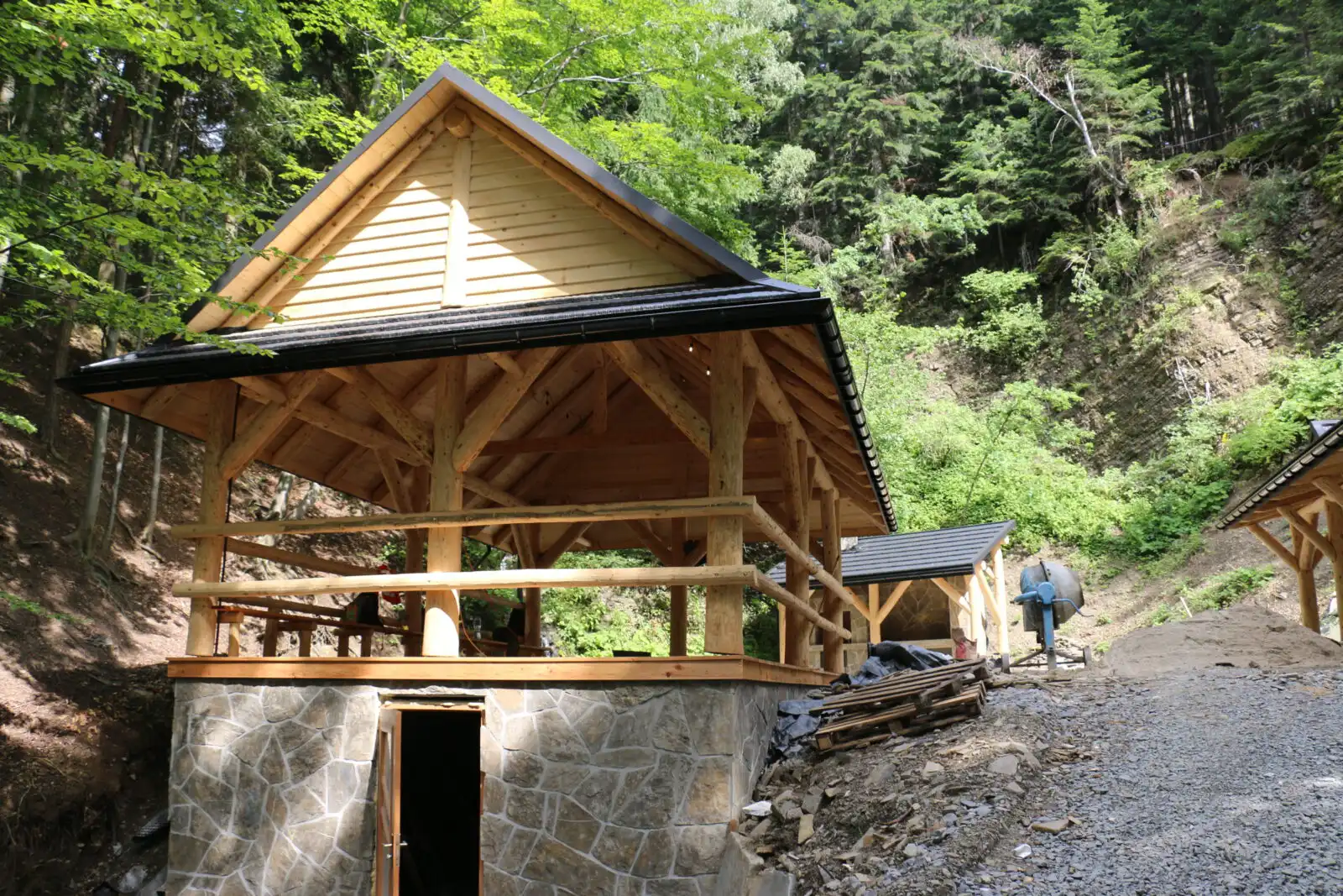 Limanowa: Przy ul. Kasprowicza w tzw. kamieniołomie powstaje nowa infrastruktura turystyczna