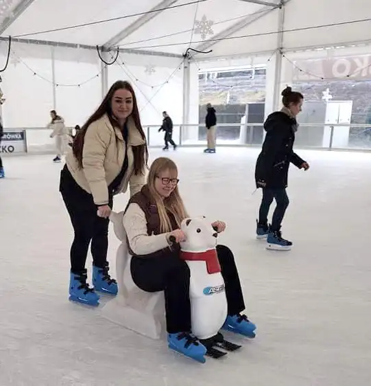Młodzież z ZS w Łącku uczestniczyła w lekcjach wf na lodowisku i stoku narciarskim