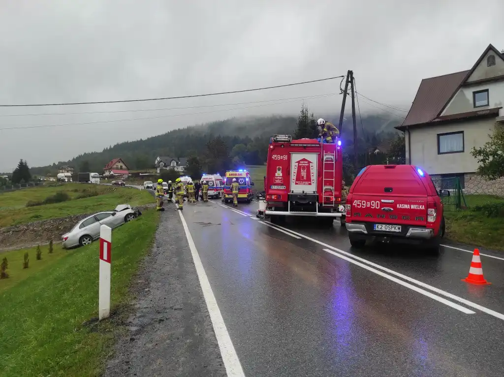 Wypadek na DK28 w Kasinie Wielkiej. Jedna osoba zakleszczona w aucie
