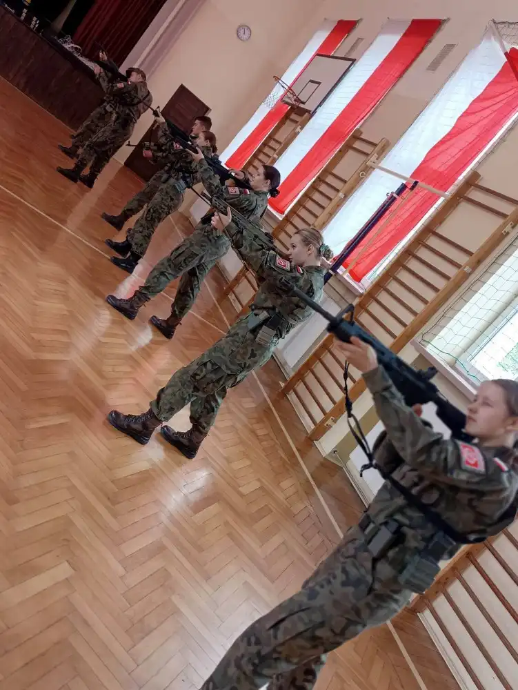 Młodzież z ZS w Marcinkowicach doskonaliła umiejętności strzeleckie