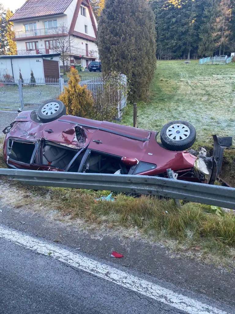 Mochnaczka Wyżna: Dwa pojazdy wypadły z drogi. Jedna osoba trafiła do szpitala