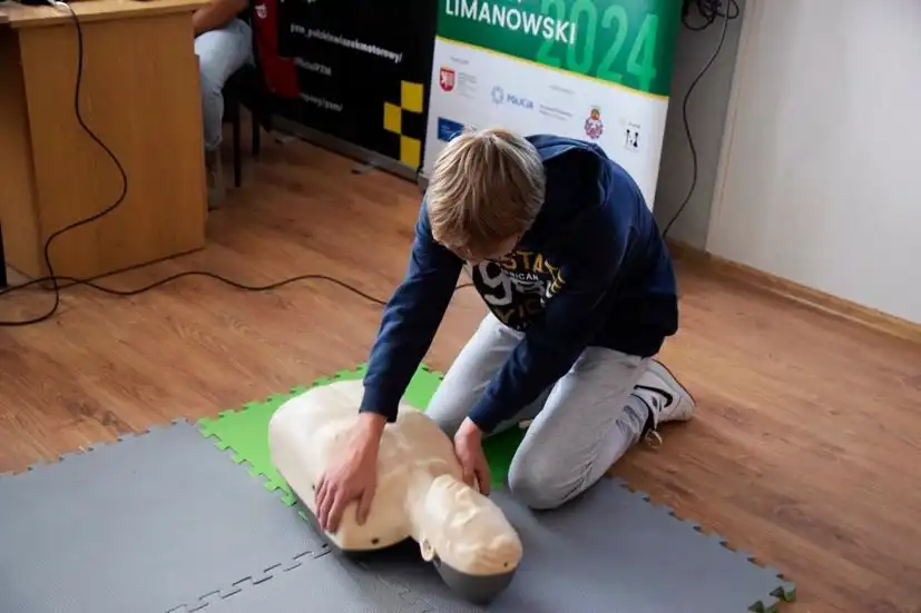 Młodzi ratownicy w akcji – praktyczna nauka pierwszej pomocy w Siekierczynie