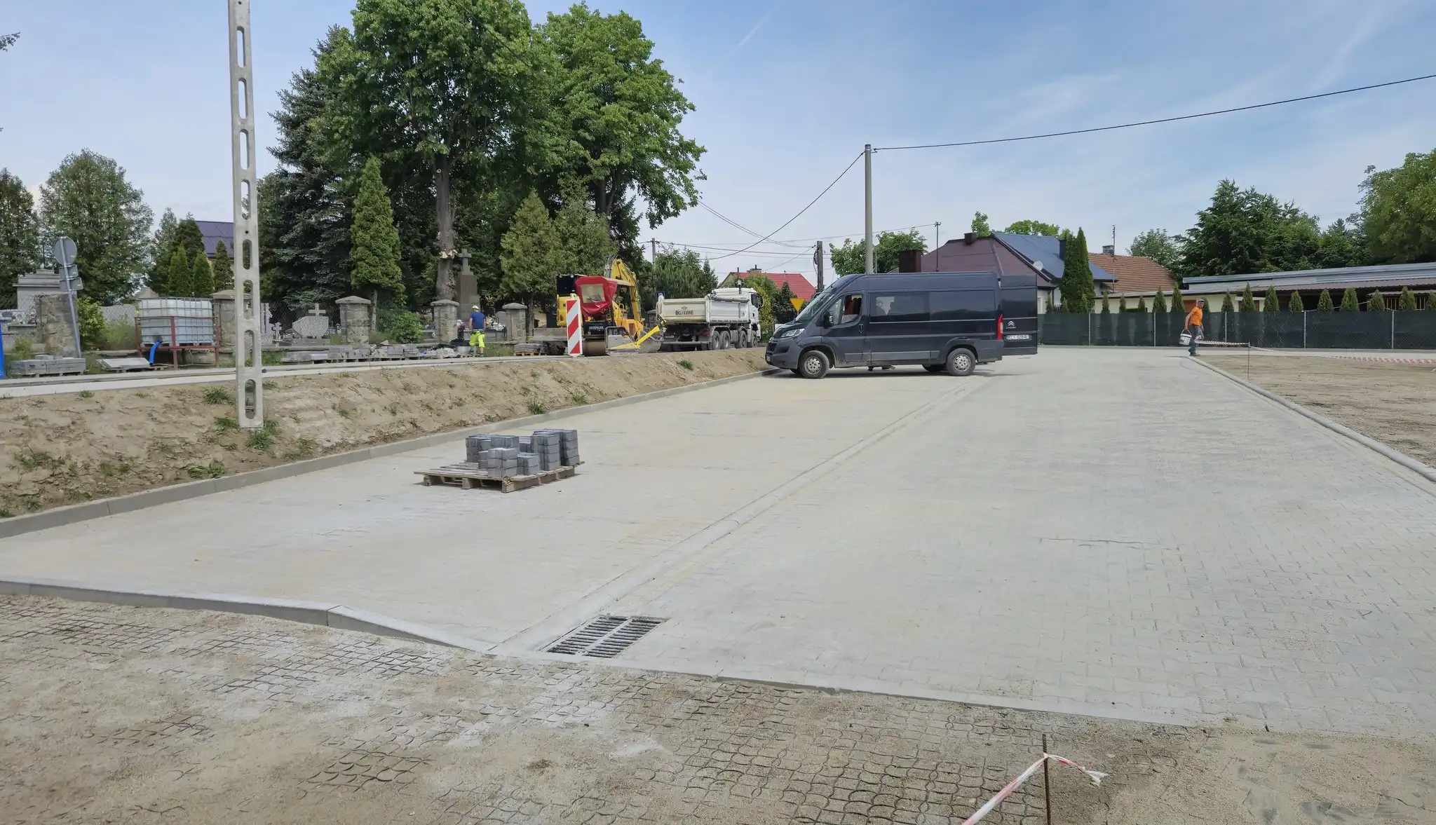 Nowy parking przy cmentarzu w Starym Sączu prawie gotowy