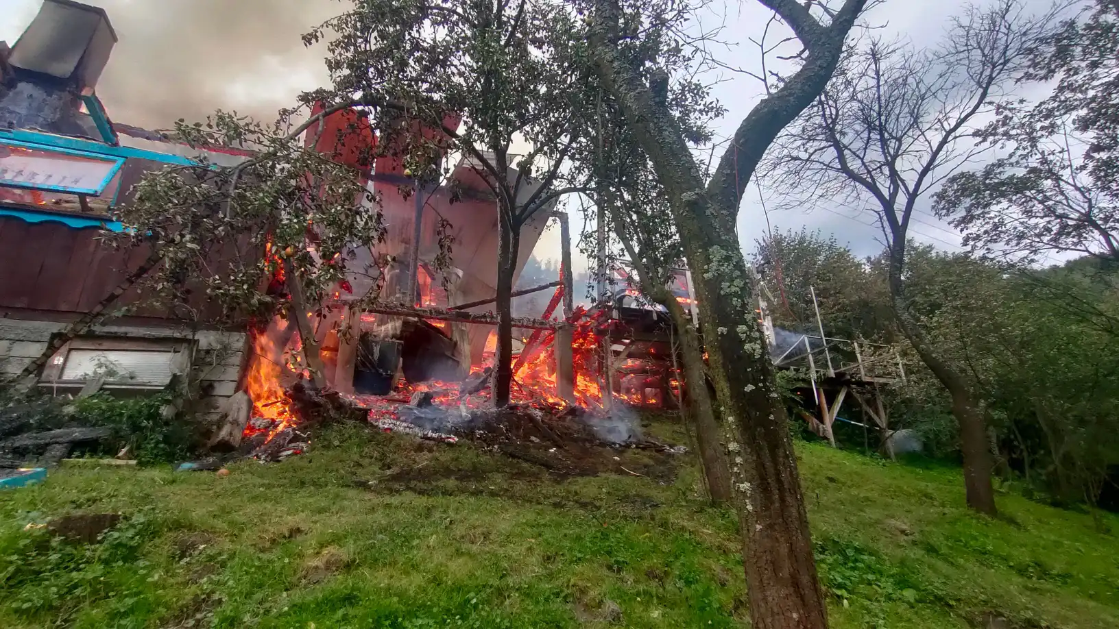 Pożar w Łazach Brzyńskich. Płonął drewniany budynek mieszkalny. Z ogniem walczyło 11 zastępów straży